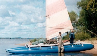 Splavy na katamaranakh parusnykh