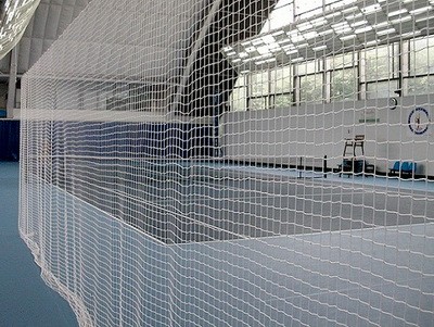 Sportivnye setki dlia ograzhdeniia sportivnykh ploshchadok i igrovykh polei